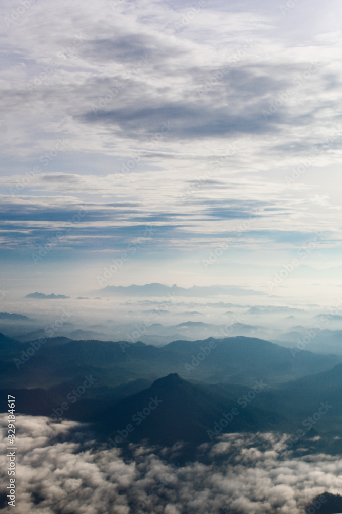 Obraz premium clouds over the mountains