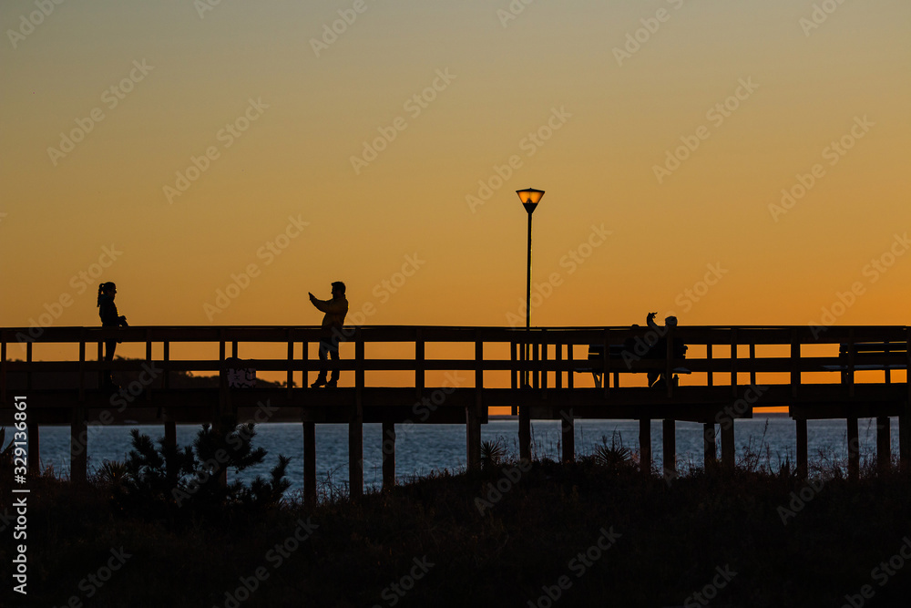 casal fotografando no deck porto de Punta del Este, Uruguai