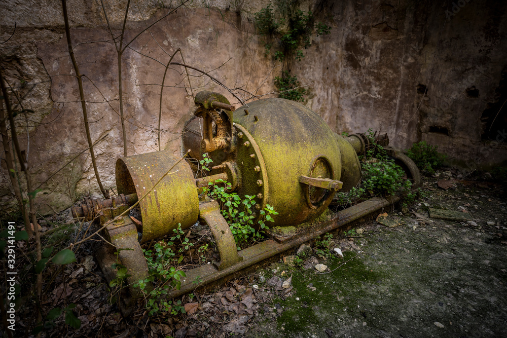 Φωτογραφία Old and rusty industrial machinery of a light factory