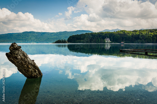 Walchensee mit Wolken und Bootshütte