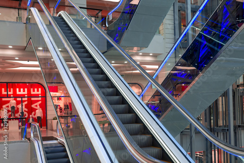 Obraz na plátně Empty escalator stairs inside a giant modern shopping center