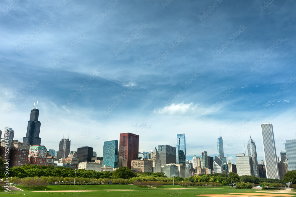 Naklejka premium City view from Grant Park Chicago