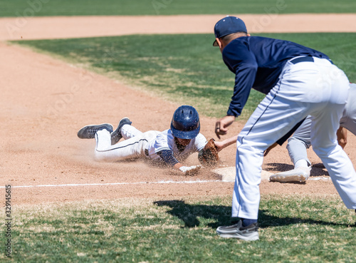 Canvas Print Young boys playing in high school baseball game