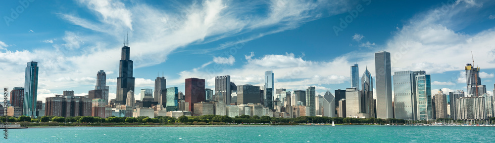 Obraz premium Chicago panoramic cityscape looking out from the Adler Planetarium across Lake Michigan in Illinois USA