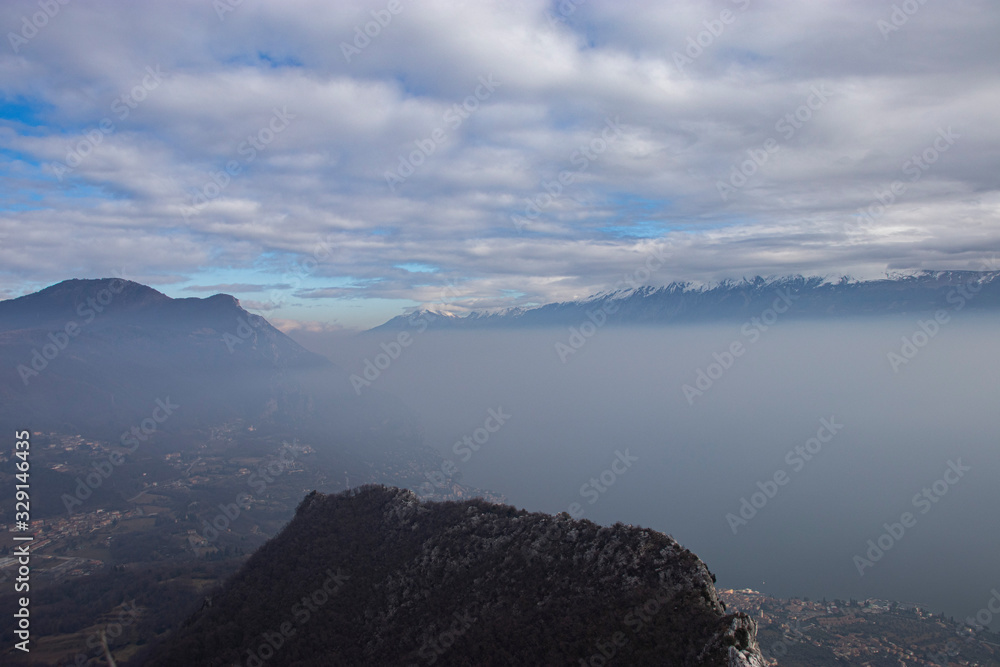 Obraz premium nebbia sul lago di Garda