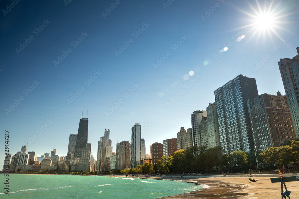 Obraz premium Chicago cityscape across Lake Michigan and Lake Shore Drive in Illinois USA