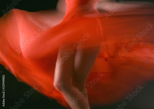 Fototapeta Danseuse flamenco robe rouge en mouvement