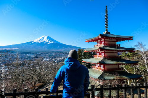 Canvas Print A man admiring Chureito Pagoda and view on Mt Fuji, Japan, captured on a clear, sunny day in winter