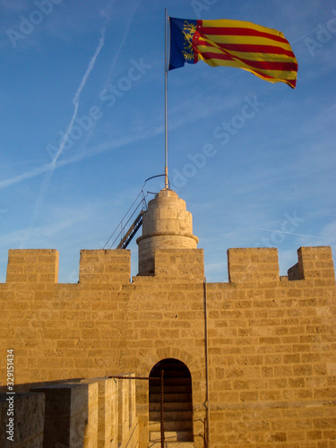 Bandera española en la Torre de Serranos