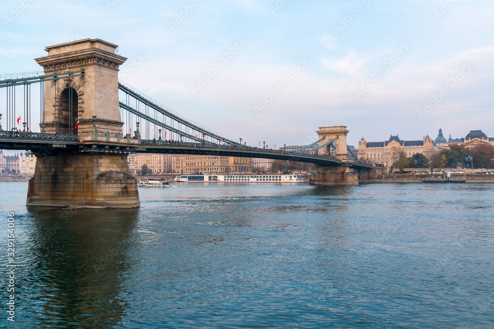 Obraz premium Beautiful view of the Chain Bridge over the Danube in Budapest, Hungary