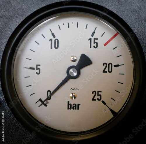 Einfaches Wasserdruckmanometer in bar photo