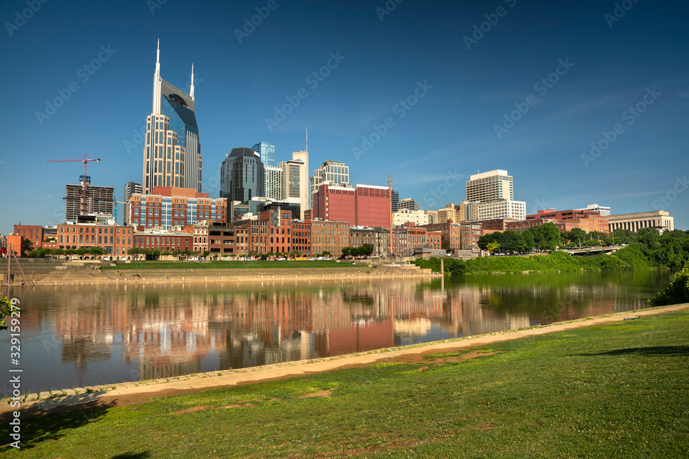 Obraz premium City of Nashville Tennessee on the Cumberland River in Tennessee USA