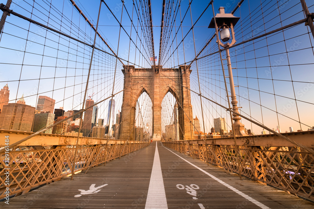 Obraz premium Ścieżka dla pieszych nad Mostem Brooklyńskim łącząca Manhattan Nowy Jork nad rzeką East River
