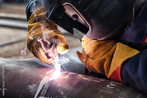 Applying a facing weld using manual arc welding