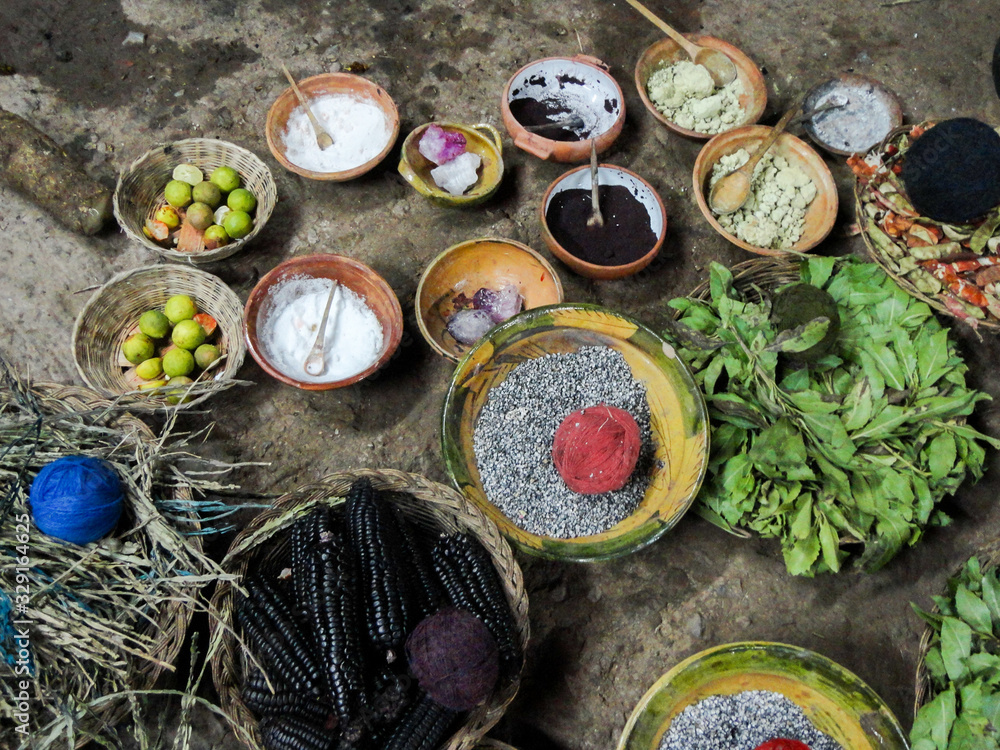 Teñido De Lana En Forma Natural Por Artesanos De Perú Stock Photo