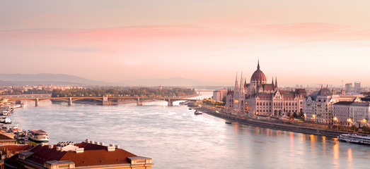 Acrylglasbilder Budapest Panoramablick über Budapests Skyline  © Yury Kirillov
