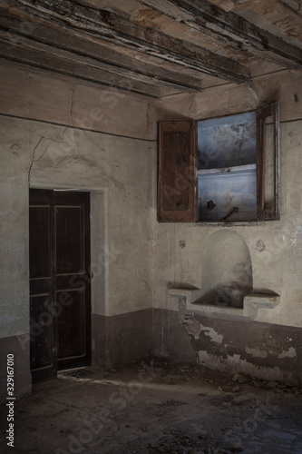 Habitación de casa abandonada con puerta y estantería. © Martin Garcia Muns