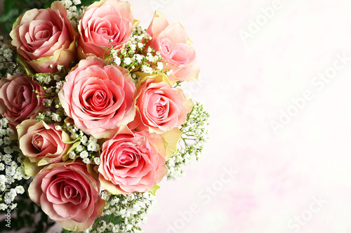 Bouquet di rose rosa con spazio libero per il testo. Sfondo per la cartolina. Vista dall'alto.