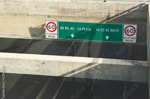 Paseo del Bajo. Autopista en trinchera para camiones y buses, ubicada en Buenos Aires, une el Norte con el Sur.