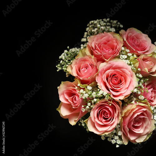 Bellissimo bouquet di rose rosa su sfondo scuro. Vista dall alto.