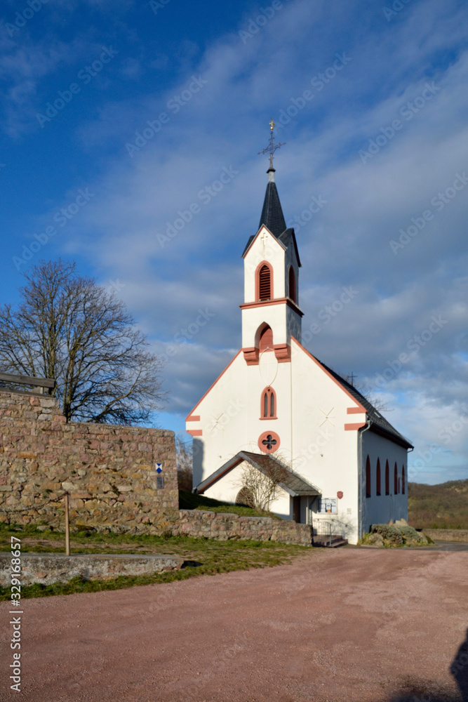 mauerreste von burg neu-bamberg und katholische bergkirche