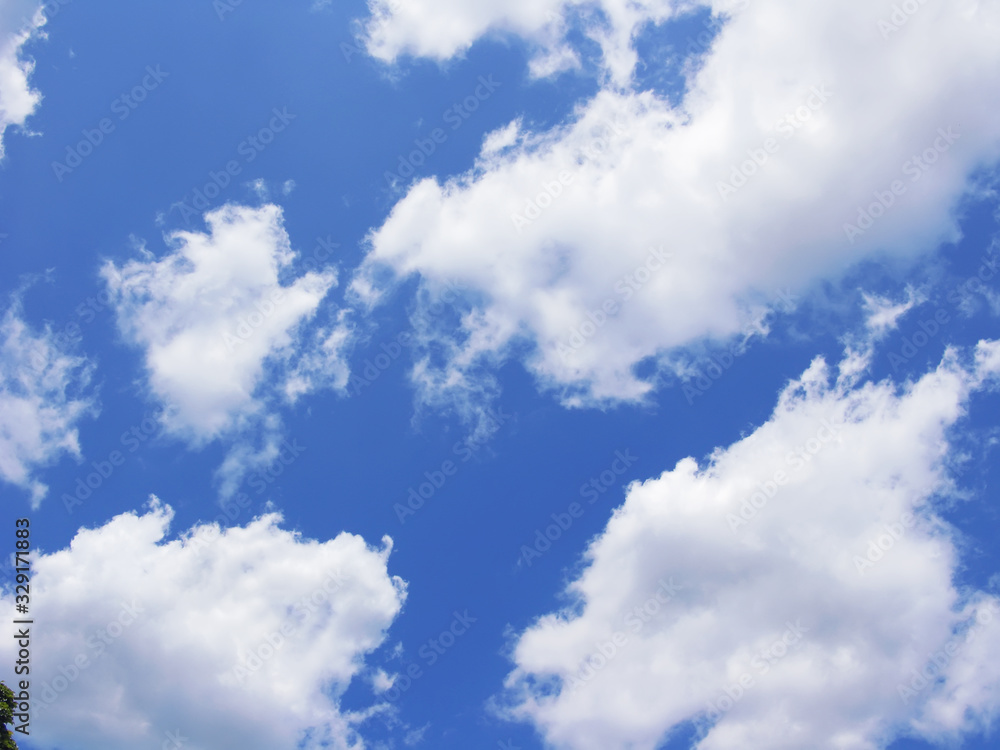 Fototapeta premium Blue sky with fluffy white clouds in day light