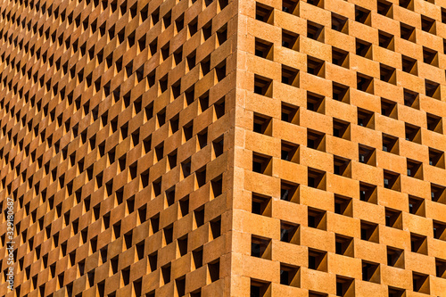 Offen gemauerte Backsteinfassade über Eck