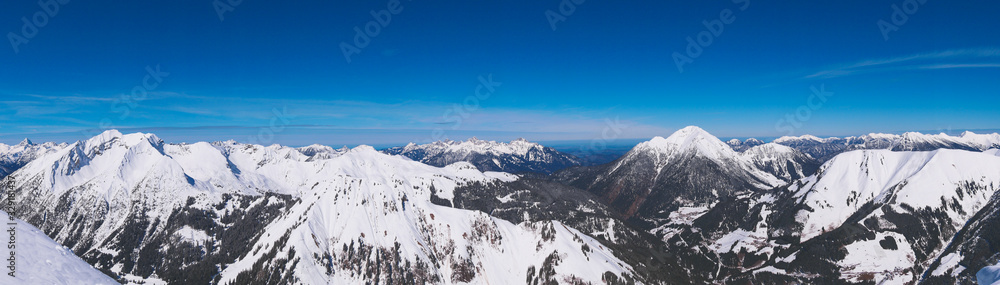 Winterliches Bergpanorama mit Lechtaler und Tannheimer Bergen bei blauem Himmerl