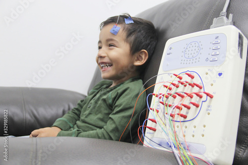 Electroencefalograma estudio del cerebro aplicado a niño photo