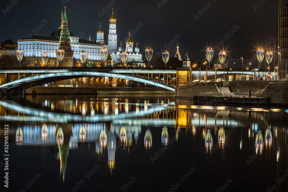 Obraz premium Moscow, Kremlin embankment, visible Big Stone Bridge