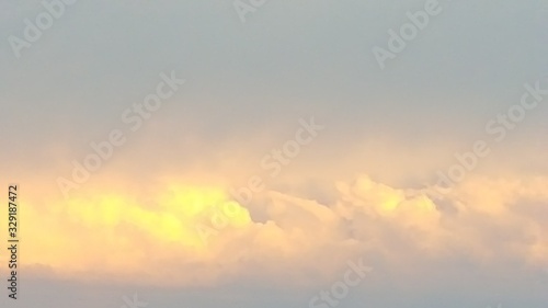 Fototapeta Naklejka Na Ścianę i Meble -  Coucher de soleil dans les nuages 
