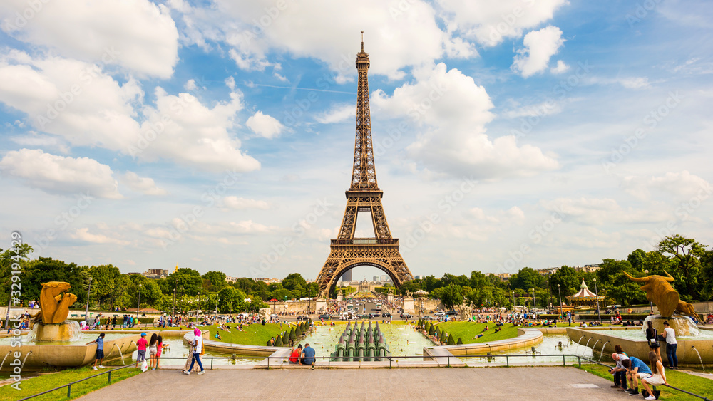 Fototapeta premium The Eiffel Tower in Paris on a beautiful summer