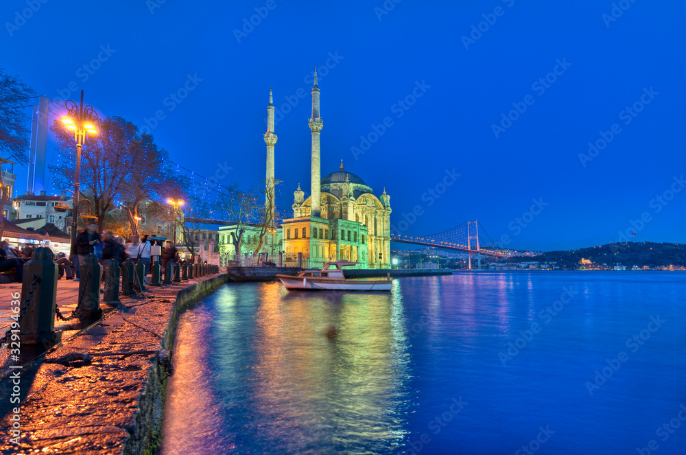 Obraz premium Ortakoy Mosque at Istanbul
