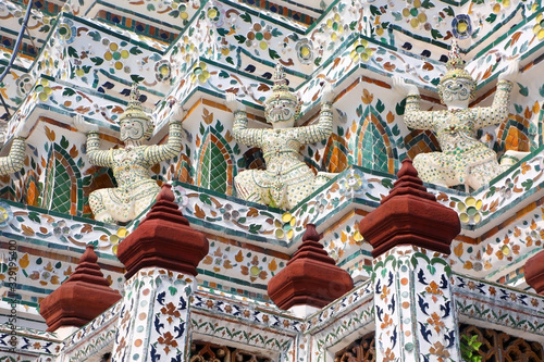Schilderij op canvas Close up of the intricate design & figures decorating Wat Arun, or the Temple of Dawn, Bangkok, Thailand