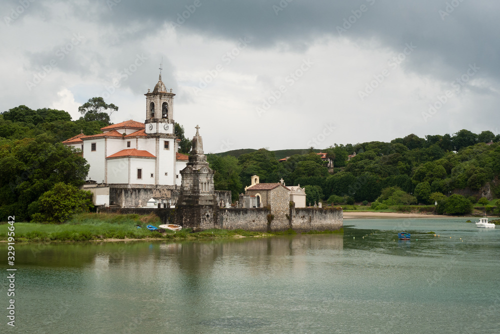 Iglesia parroquial de Nuestra Señora de los Dolores en la localidad asturiana de Barro, en el Concejo de Llanes en pleno Camino de Santiago del Norte.