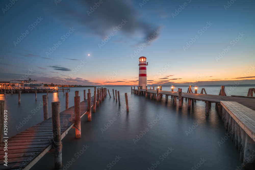 Obraz premium Latarnia morska nad jeziorem Neusiedl, Austria w nocy