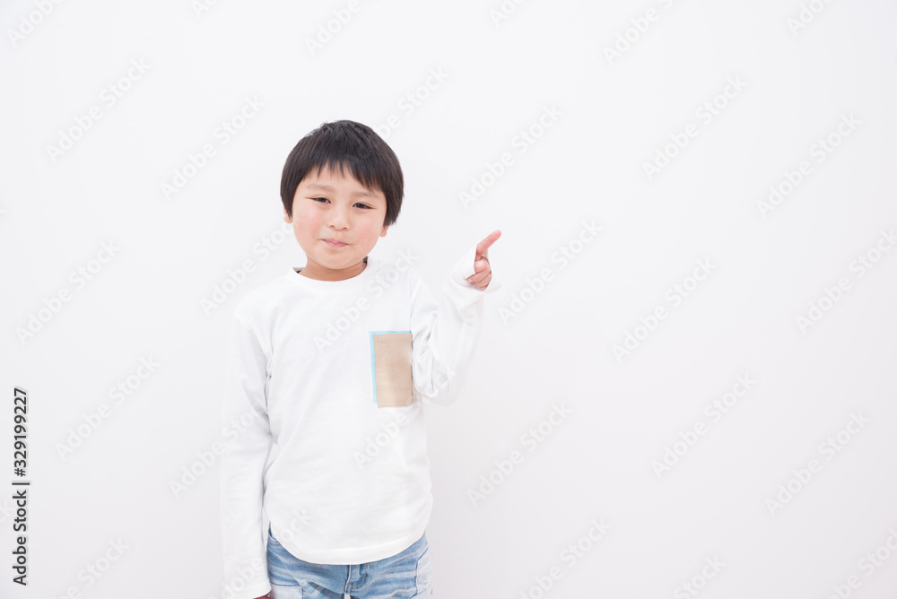 笑顔で指差しをする子供 笑顔で指差しをする子供