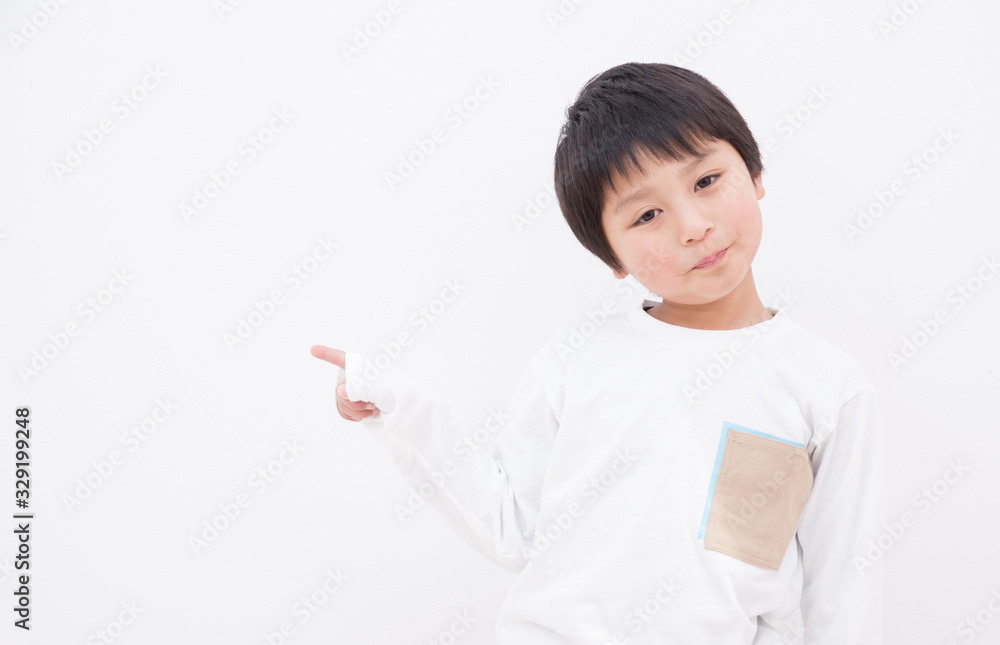 笑顔で指差しをする子供 笑顔で指差しをする子供