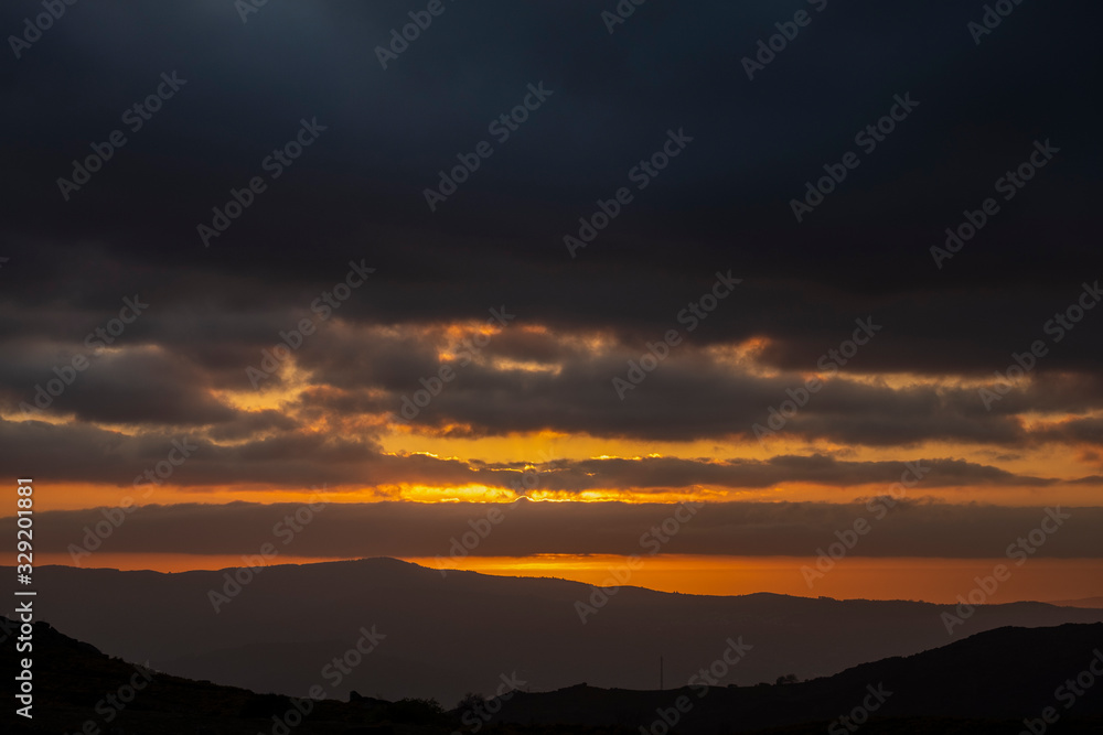 Silhueta de pôr do sol na montanha com nuvens Silhueta de pôr do sol na montanha com nuvens