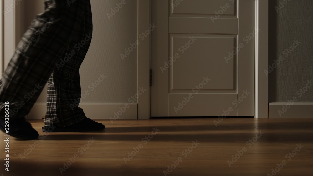 Fototapeta Starszy mężczyzna w piżamie chodzi nocą po domu