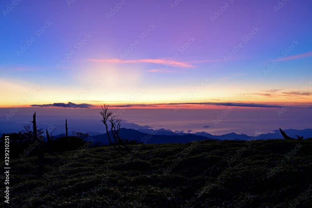 大台ケ原山　正木峠から見た夜明け前の熊野灘の情景