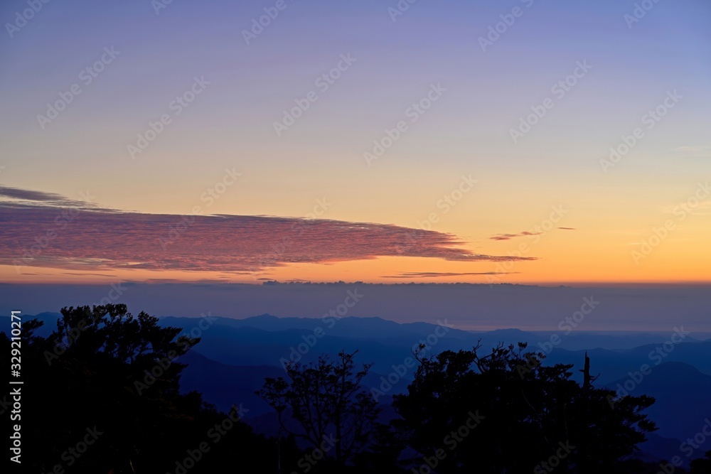 大台ケ原山　正木峠から見た夜明け前の幻想的な朝焼け雲の情景
