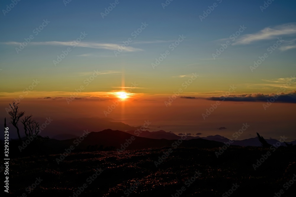 大台ケ原山　正木峠から見た熊野灘に昇る朝日の太陽柱（サンピラー）情景