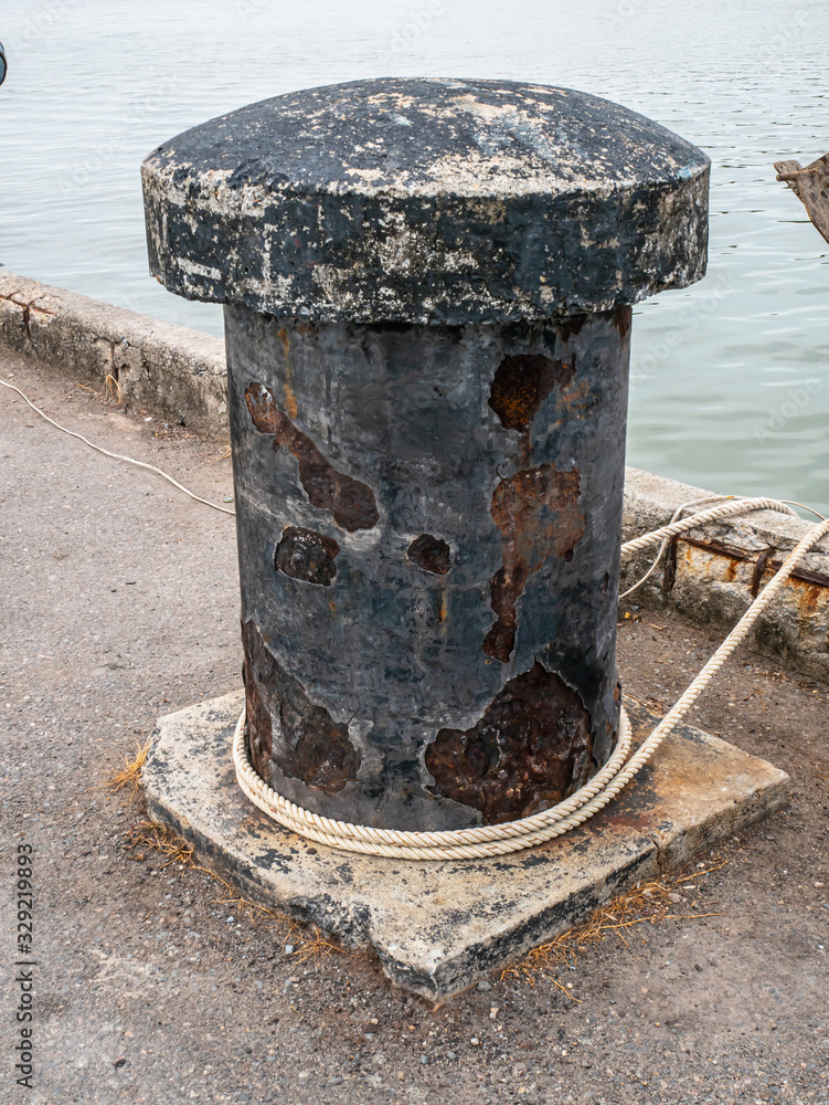 The old mooring platform has been used for a long time to rust. The old mooring platform has been used for a long time to rust.