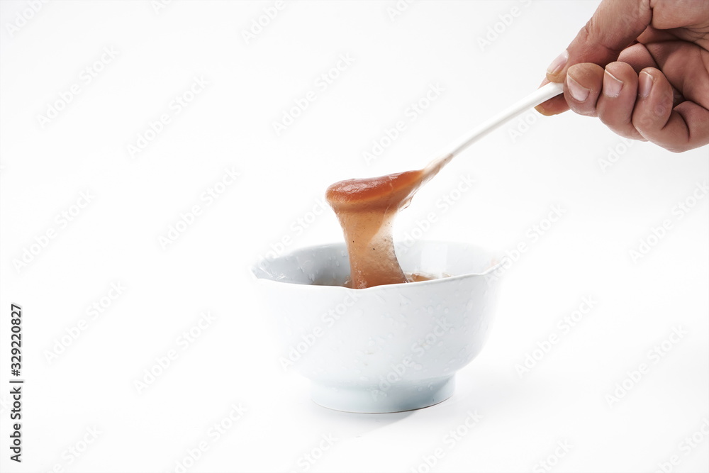 Traditional Chinese food uses lotus root paste, which has the effect of beauty and beauty. It is usually called lotus root stage Traditional Chinese food uses lotus root paste, which has the effect of beauty and beauty. It is usually called lotus root stage