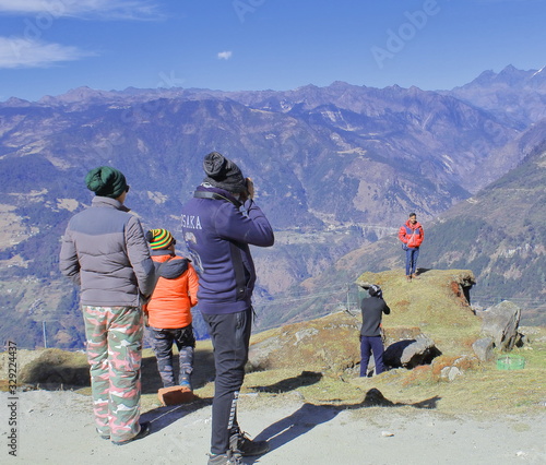 Canvas Print tourists are enjoying scenic mountain landscape near tawang hill station in arun