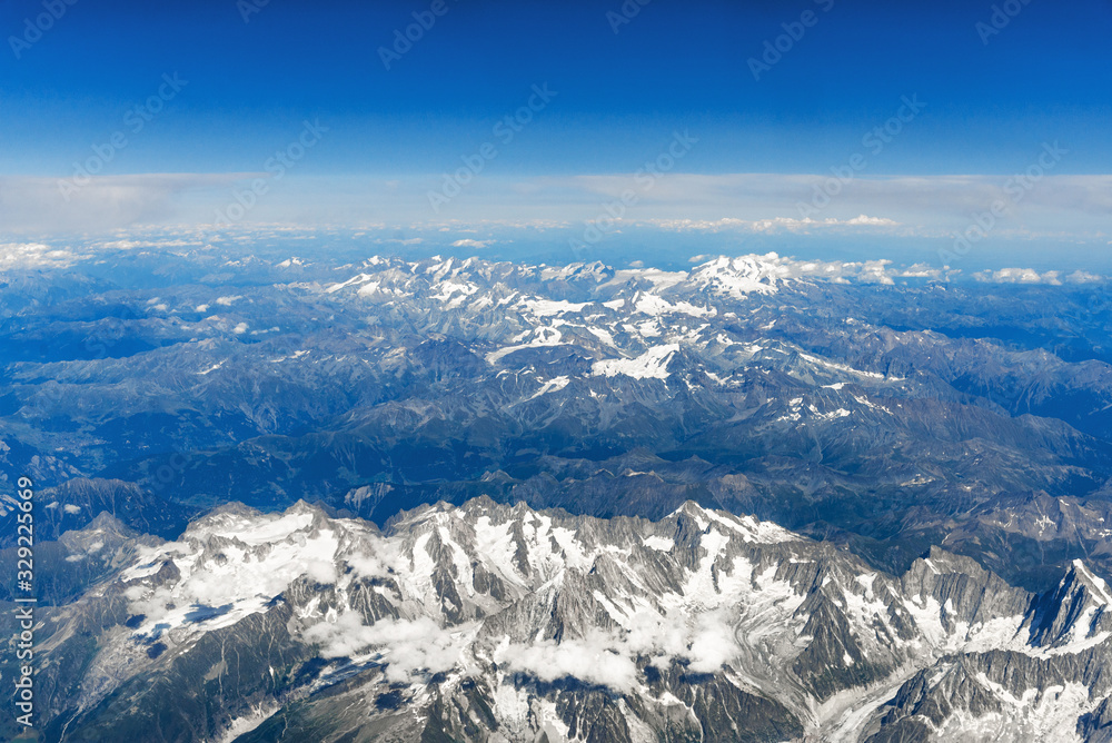 Φωτογραφία Landscape aerial view of colorful blue Alps mountains with clouds and fog above