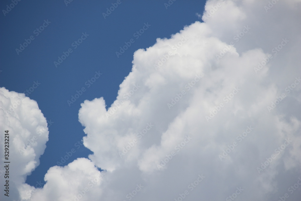 Obraz premium the beauty of white clouds in the blue sky