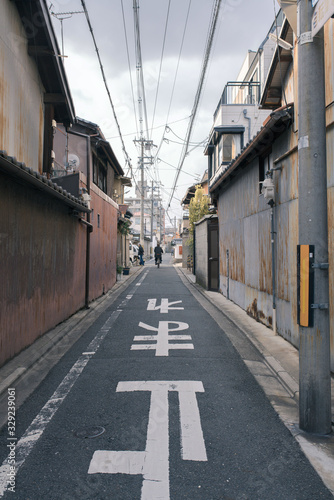 Fototapeta Naklejka Na Ścianę i Meble -  traditional small street in Gion with historical buildings