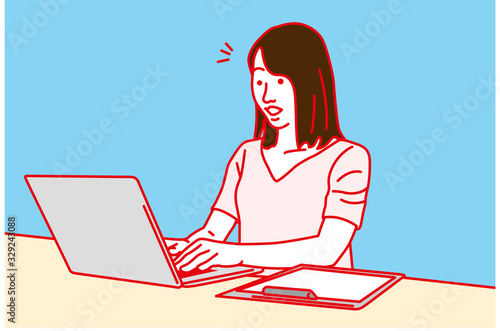 ノートパソコンで仕事をする女性
